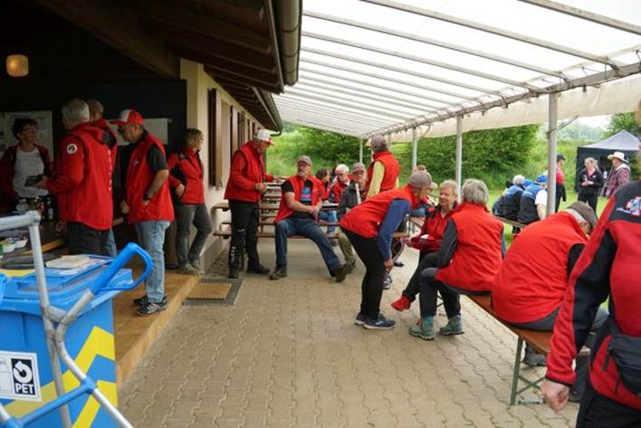 Beschreibung: Beschreibung: Ein Bild, das Kleidung, Person, Menschen, Gruppe enthlt.

Automatisch generierte Beschreibung