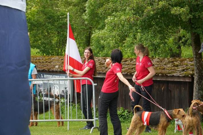 Beschreibung: Beschreibung: Ein Bild, das drauen, Baum, Gras, Person enthlt.

Automatisch generierte Beschreibung