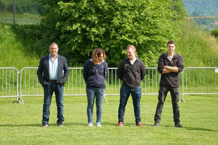 Beschreibung: Beschreibung: Ein Bild, das Person, Gras, drauen, Baum enthlt.

Automatisch generierte Beschreibung