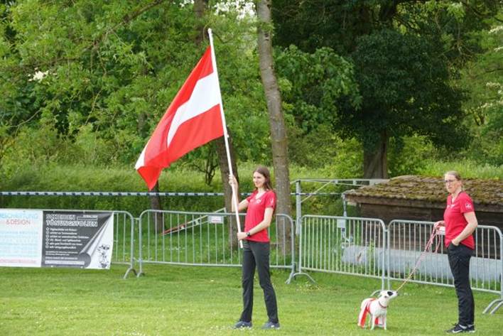 Beschreibung: Beschreibung: Ein Bild, das drauen, Gras, Baum, Person enthlt.

Automatisch generierte Beschreibung