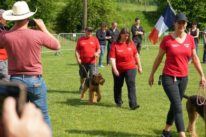 Beschreibung: Beschreibung: Ein Bild, das Person, drauen, Gras, Kleidung enthlt.

Automatisch generierte Beschreibung