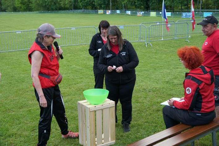 Beschreibung: Beschreibung: Ein Bild, das Person, Kleidung, drauen, Gras enthlt.

Automatisch generierte Beschreibung